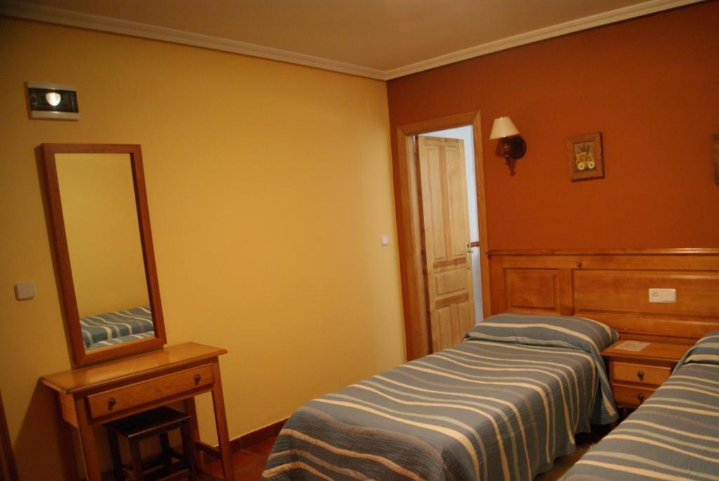 Hotel Garganta Del Cares Понсебос Номер фото